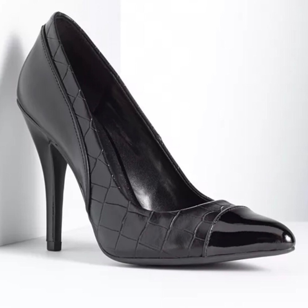 Vera Wang black pump heel size 6